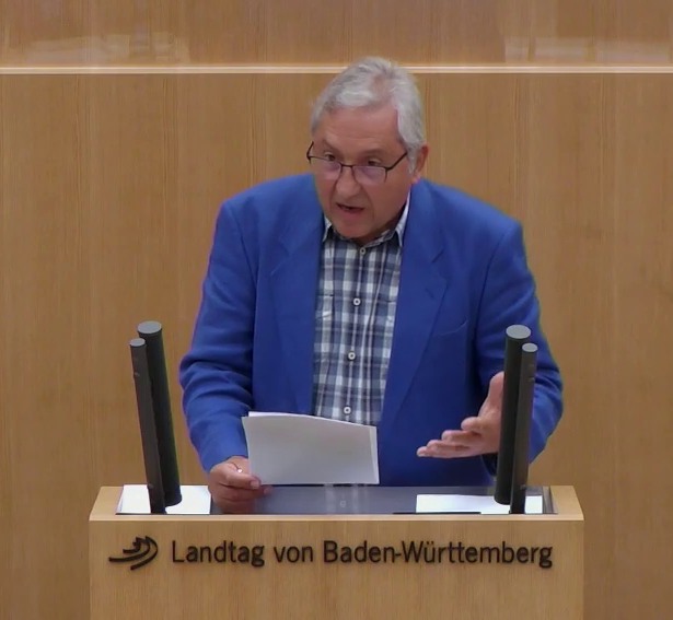 Bildbeschreibung: Gerhard Heiner spricht am Rednerpult des Landtages von Baden-Württemberg.