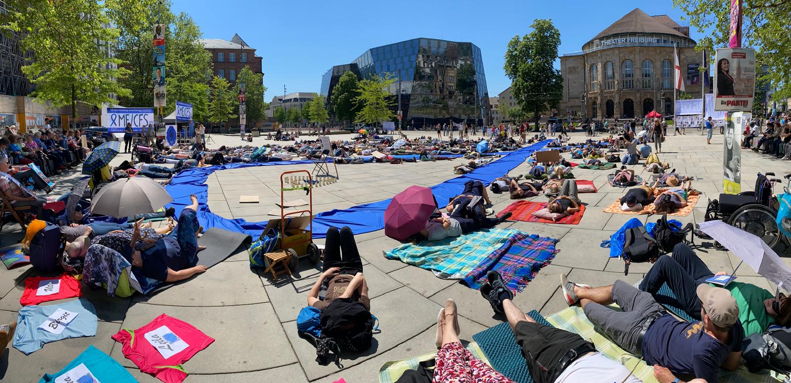 Foto Liegenddemo mit Schleife